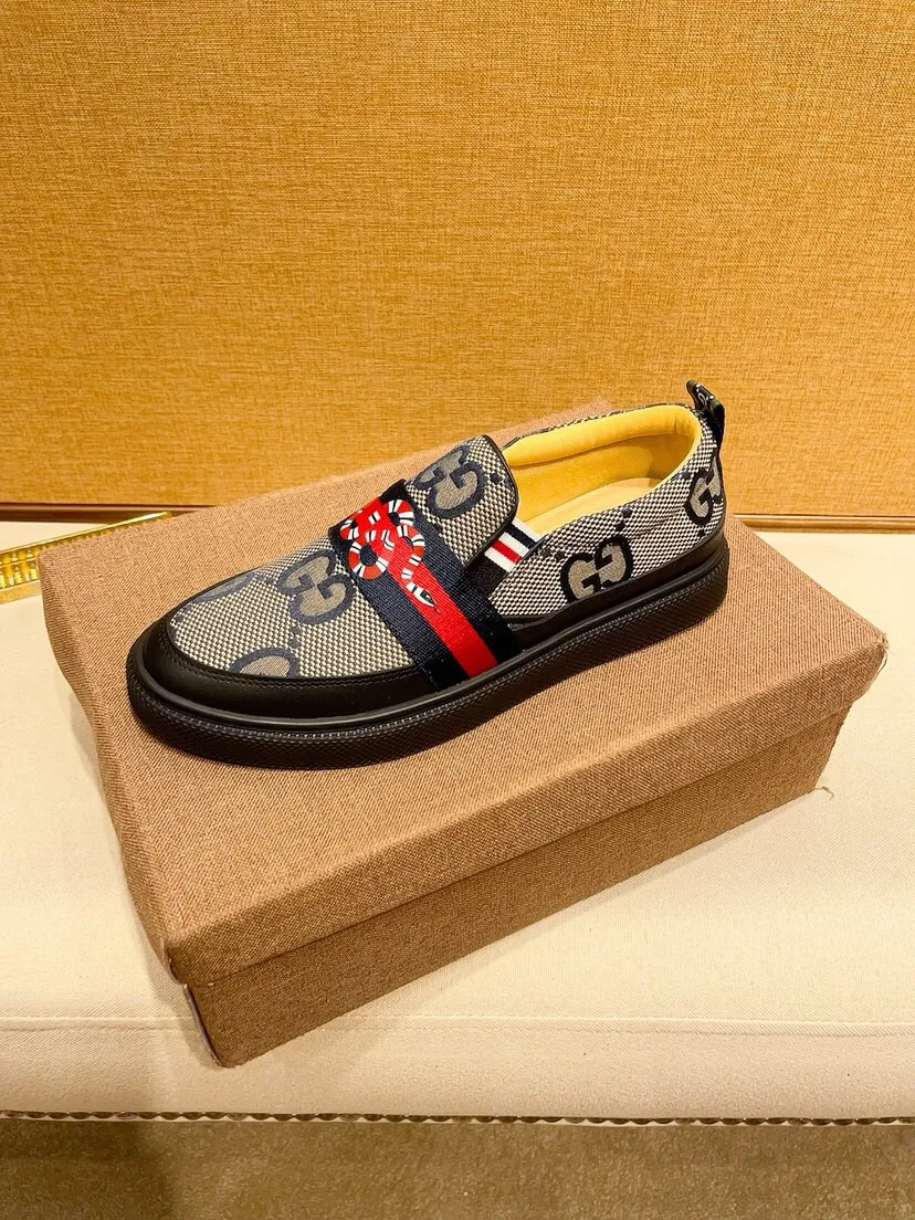 Factory price 400. [Gucci] Gucci's latest 🎁🎁 fashionable casual men's shoes 👟, hot style 💥 simple and elegant style, exclusive for trendy men. Unique official website latest brand 👑 original decoration, fashionable and generous, original cowhide leather ✅ breathable sheepskin lining, official website designated wear-resistant casual outsole, classic model taken in real life 🎬38-44. Can be customized45
